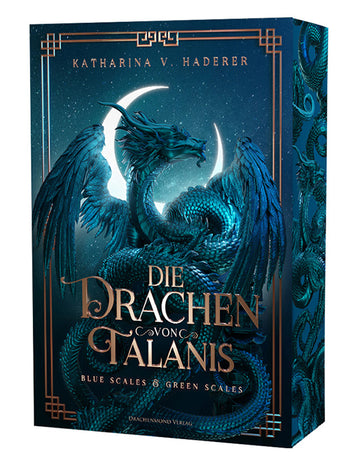 Das Cover zeigt einen blauen chinesischen Drachen mit Flügeln vor einer leuchtenden Mondsichel. Der Hintergrund ist blau gehalten. Umrandet wird das Cover von einem kupferfarbenen Rahmen. Titel und Autorinnenname sind von gleicher Farbe. Der Buchschnitt ist blau und zeigt den Drachen vom Cover.